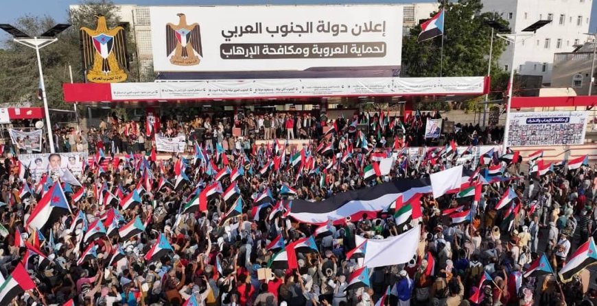 زحف مليوني حاشد من أبين إلى عدن والحييد يؤكد الاصطفاف خلف القيادة الجنوبية ويسلم رسالة واضحة: "إرادة شعب الجنوب لا تُكسر"