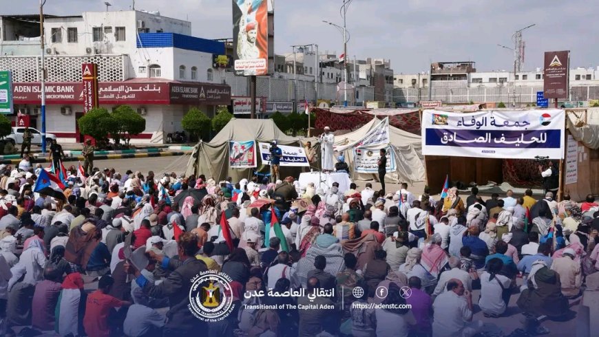 جماهير الجنوب تؤدي صلاة جمعة الوفاء للحليف الصادق في ساحة العروض بالعاصمة عدن