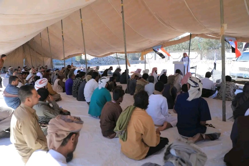 أبناء المهرة يؤدّون صلاة الجمعة في ساحة الاعتصام الشعبي المفتوح بمدينة الغيضة تأكيدًا لوحدة الصف والتمسك بالحقوق المشروعة