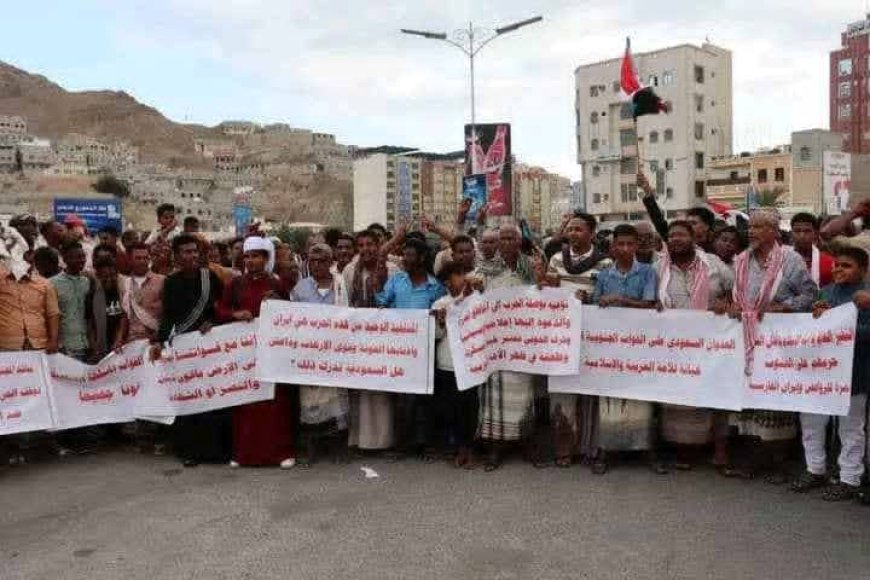 حشود في المكلا في هذه الاثناء  تندد بالحرب الغاشمة على الجنوب ( صور)