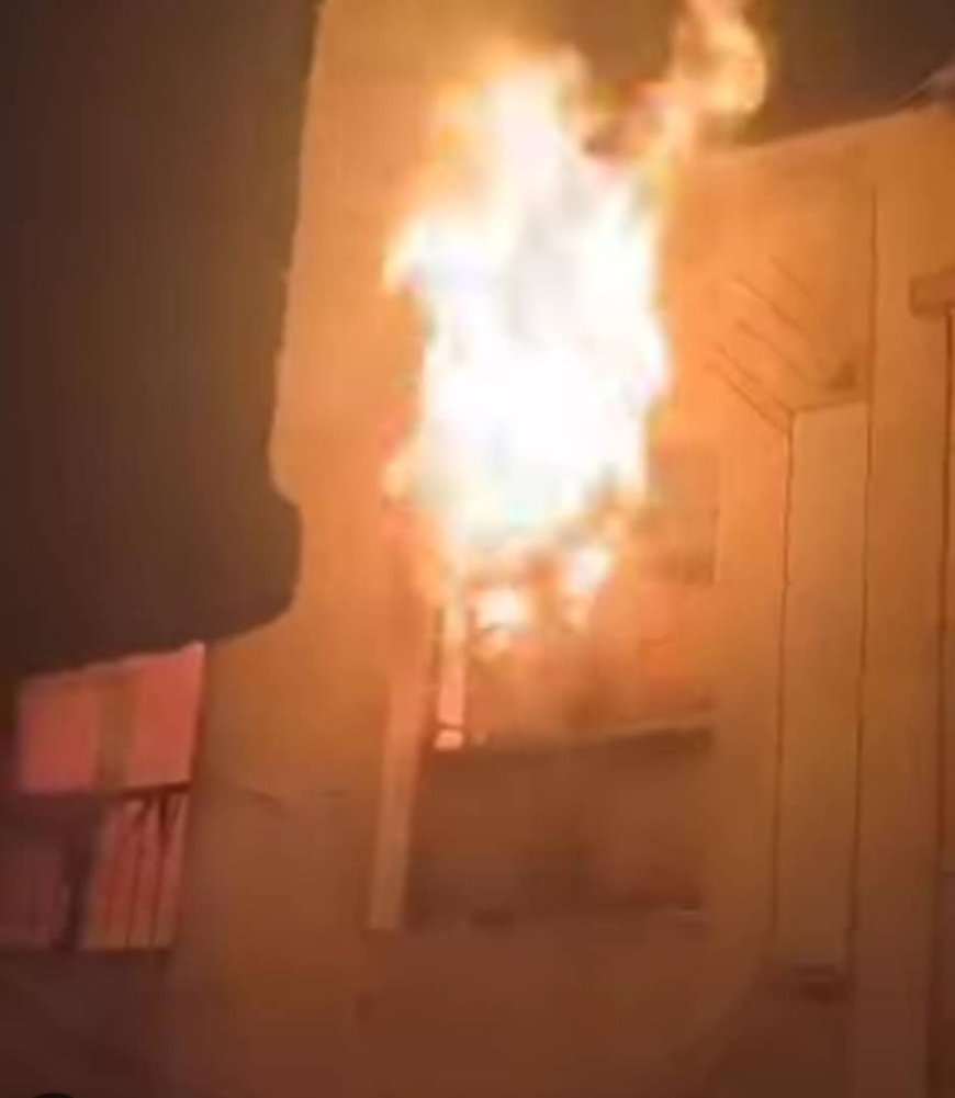 حريق مروّع بمحافظة لحج يلتهم منزل عريس أثناء تواجده في قاعة العرس
