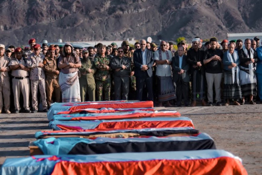 الرئيس الزُبيدي يؤدي صلاة الجنازة ويتقدّم جموع مُشيّعي شهداء عملية "المستقبل الواعد"