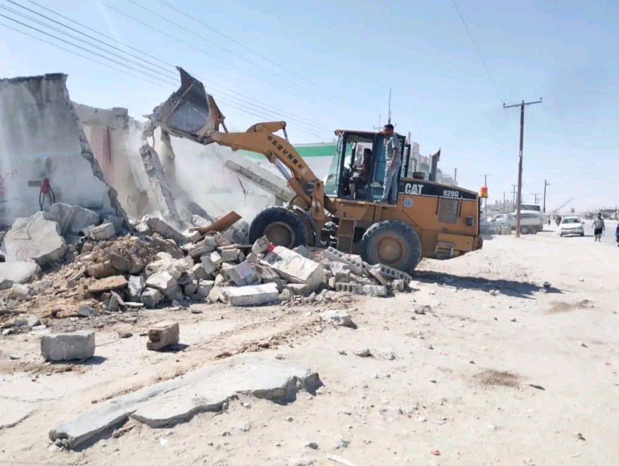 مكتب الأشغال بشحن ينفذ حملة لإزالة المباني العشوائية المعيقة لمشروع شبكة مياه شحن – المرحلة الأولى