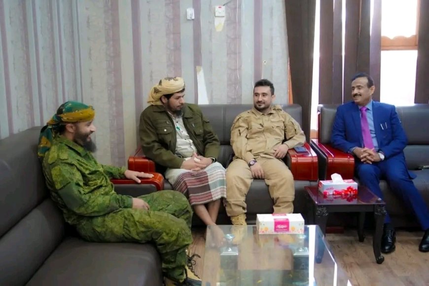 المحافظ بن الوزير يلتقي بعدد من قيادات قوات العمالقة ويشيد بدورهم في مواجهة المليشيات الحوثية