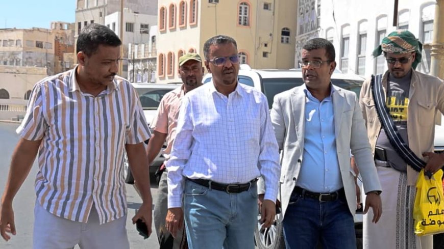 الأمين العام لمحلي حضرموت يشدد على مواصلة جهود عمال ومهندسي النظافة بشوارع المكلا