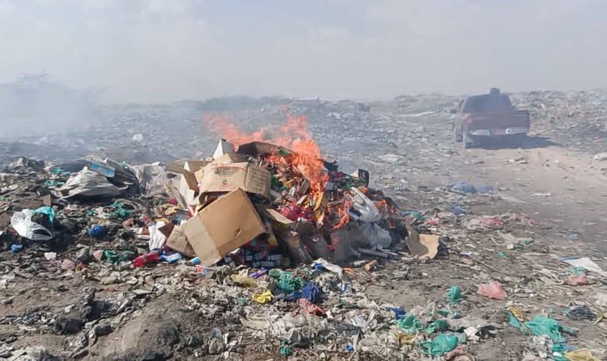 مكتب الأشغال بخنفر يُتلف قرابة طنين من المواد المنتهية الصلاحية بمكب نفايات دوفس