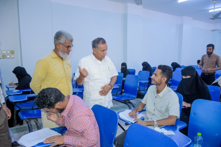 رئيس جامعة عدن يتفقد سير امتحانات كلية الصيدلة ويؤكد انتظام العملية الامتحانية