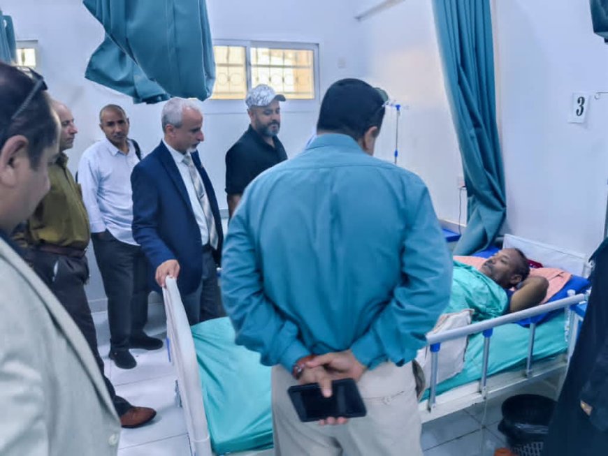 الشبحي يزور مستشفى عبود العسكري ويتفقد وضع جرحى معركة المستقبل الواعد ورفدهم بالمستلزمات الطبية وسيارة إسعاف اضافيه.