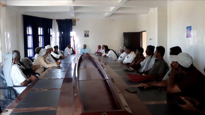 السلطة المحلية في حيس تناقش الوضع الصحي والبيئي وإحتياجات المديرية