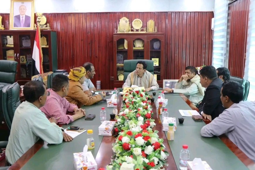 محافظ المهرة يلتقي إدارة صندوق التنمية البشرية ويؤكد دعم الطلاب في الداخل والخارج