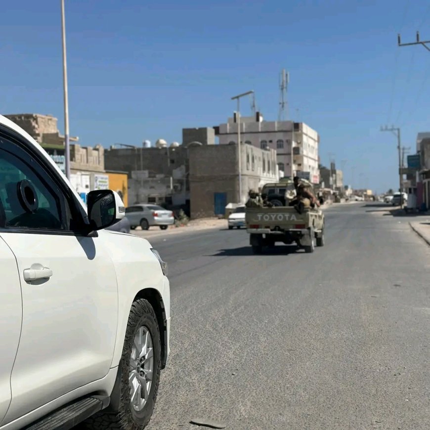 محافظ المهرة يقوم بجولة ميدانية في مدينة الغيضة لمراقبة الوضع الأمني