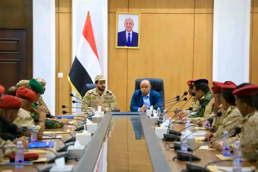 محافظ حضرموت يعقد لقاء موسعا لمناقشة مستجدات الحالة الأمنية والعسكرية وأوضاع النخبة الحضرمية ودرع الوطن بالمحافظة