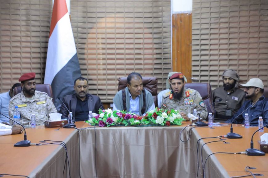 الوكيل العامري يلتقي وجهاء وأعيان وعُقّال مديريتي شبام والقطن لبحث تعزيز الأمن والاستقرار