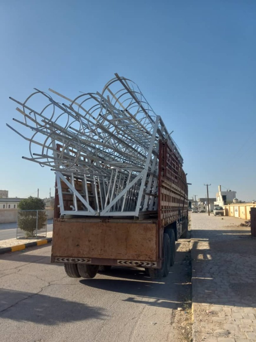 بجهود المحافظ بن الوزير .. وصول الأعمدة الخاصة بالأضواء الكاشفة إلى الملعب الخليفي بمدينة عتق