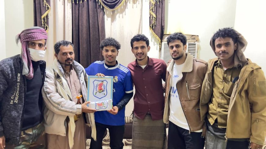 رئيس فريق الجيش عبدالله غرامة يكرم نجم منتخبنا الوطني الأولمبي الكابتن ناصر حميدة بدرع الوفاء