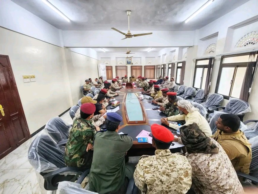 اجتماع استثنائي مشترك بين قيادة المنطقة العسكرية الثانية وقوات درع الوطن بالمكلا لتنسيق الجهود العسكرية والعملياتية