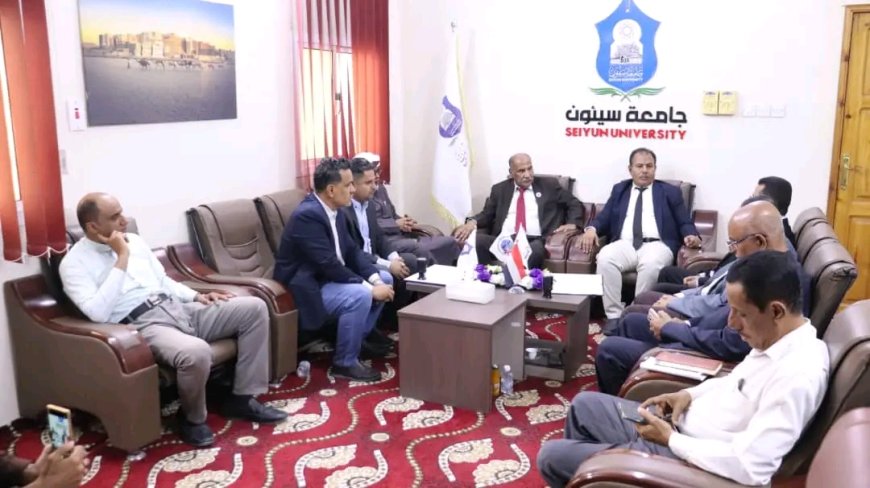 الوكيل العامري ورئيس جامعة سيئون يُعمِّدان اتفاقيتي شراكة بين كلية العلوم الإدارية وغرفة تجارة وصناعة وادي حضرموت والصحراء