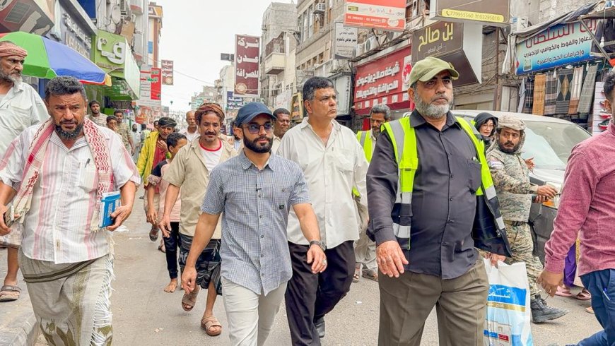 عدن.. مدير عام صيرة ينفذ نزولًا ميدانيًا لتفقد أسواق المديرية