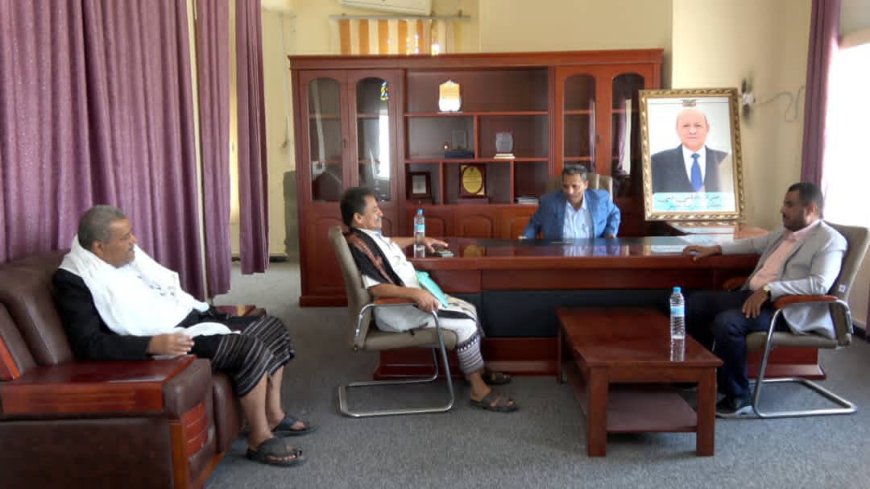 محافظ أبين يناقش مع مديري مودية وسباح تفعيل الأنشطة الخدمية في المديريتين