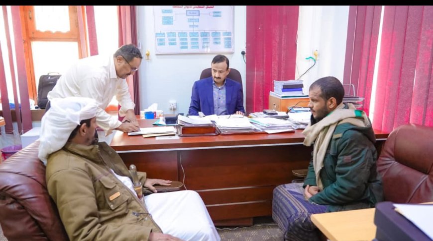 محافظ شبوة يلتقي رئيس حلف قبائل شبوة ويشيد بدور الحلف في توحيد الجهود نحو الاصطفاف الوطني لخدمة المحافظة