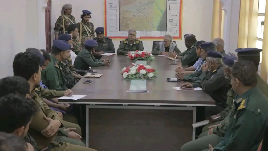 مدير عام شرطة المهرة يعقد اجتماعًا موسعًا بقادة الوحدات الأمنية ويوجه بمضاعفة الجهود الأمنية