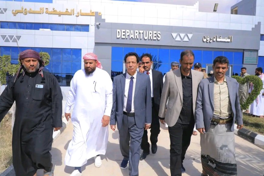 محافظ المهرة يستقبل أول رحلة جوية عبر مطار الغيضة الدولي عقب استئناف الرحلات بعد الأحداث الأخيرة