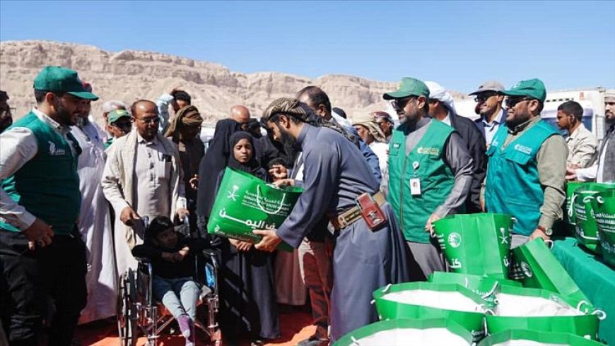 مركز الملك سلمان للإغاثة يواصل توزيع الكسوة الشتوية ضمن مشروع “كنف” في المناطق الصحراوية بوادي حضرموت