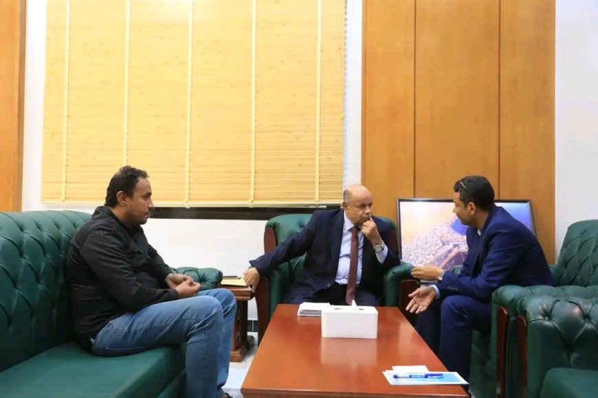 المحافظ الخنبشي يشدد على تعزيز منظومة كهرباء الوادي وصيانة الطرق الحيوية بساحل حضرموت