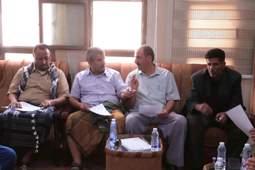 وكيل محافظة المهرة لشؤون التربية والتعليم يترأس اجتماعاً موسعا لمناقشة آليات صرف رواتب وحوافز المعلمين للعام 2026