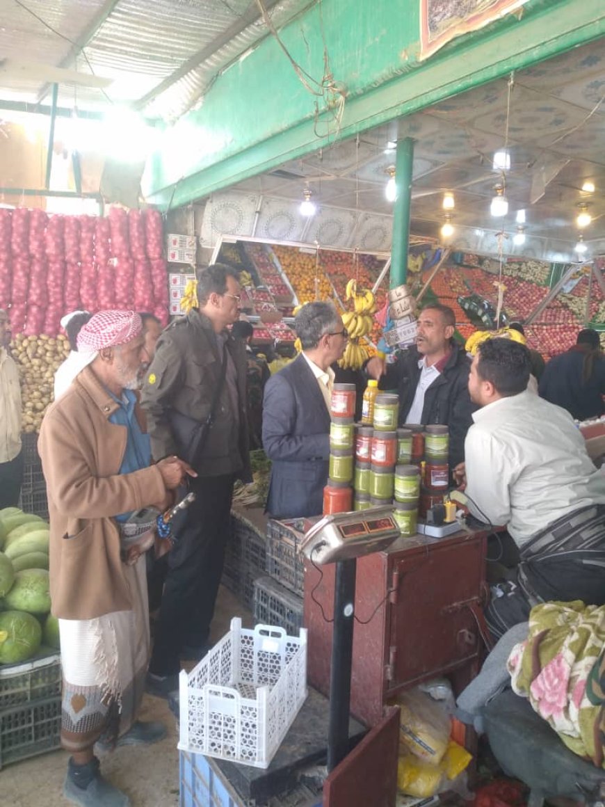 مكتب الصناعة بالمديرية ينفذ نزولا ميدانيًا لمراقبة أسعار الأسماك واللحوم والخضار وضبط المخالفين