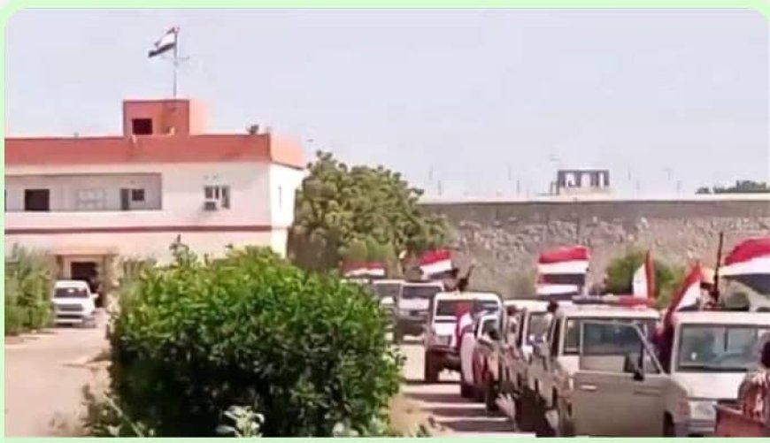 قيادة محور أبين العملياتي ترفع العلم الوطني تنفيذًا لتوجيهات القائد الأعلى للقوات المسلحة