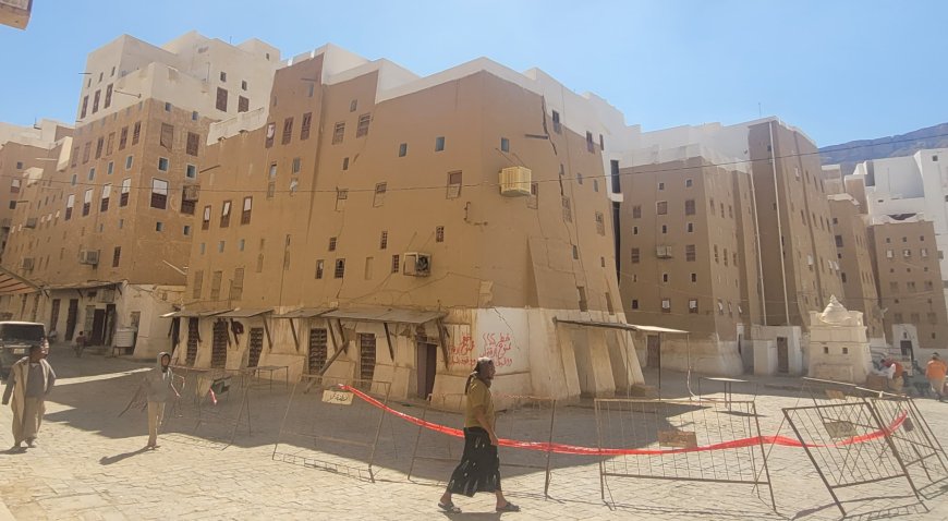 مدير عام شبام يوجّه بإجراءات احترازية عاجلة لمنزل آيل للسقوط بمدينة شبام وهدمه حفاظًا على الأرواح