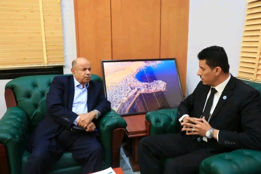 المحافظ الخنبشي يطلع على نشاطات منظمة رحمة حول العالم في حضرموت