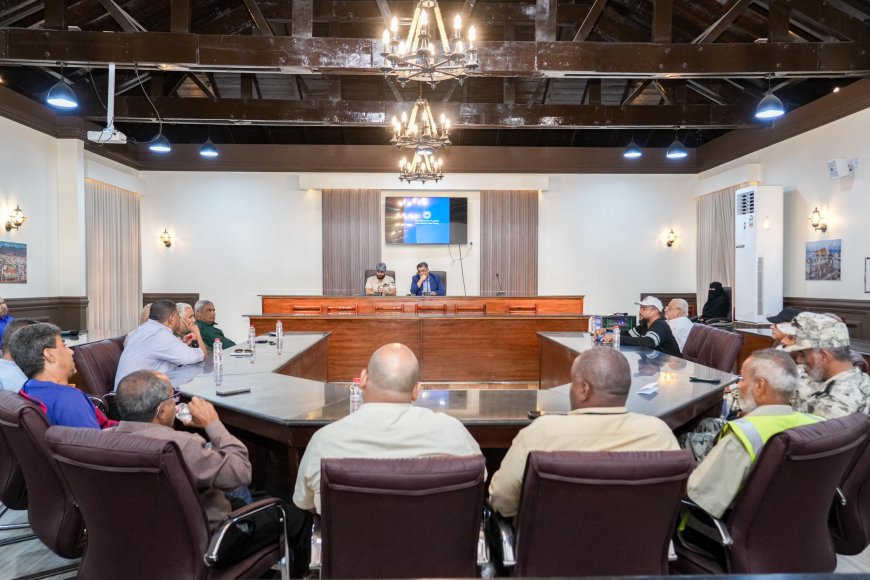 وكيل أول محافظة عدن يناقش الأوضاع الخدمية بمديرية صيره