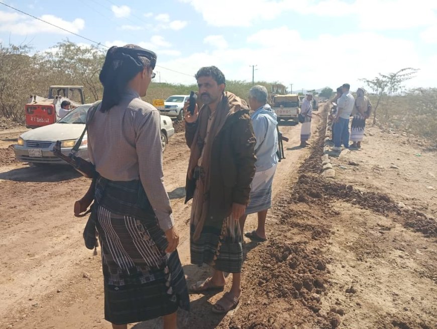 "مدير أمن لودر يشرف على ترتيب وضبط الشارع العام في لودر لتسهيل عمل سفلتة الشارع من قبل مؤسسة الناصر