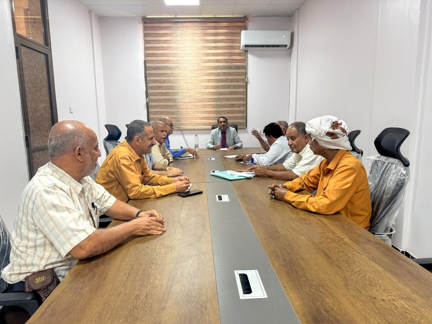 بتوجيه الوزير السقطري.. الوكيل الغتناني يجتمع بمدراء قطاع الخدمات الزراعية ومكتب زراعة عدن ويتفقد مركز مكافحة الجراد الصحراوي