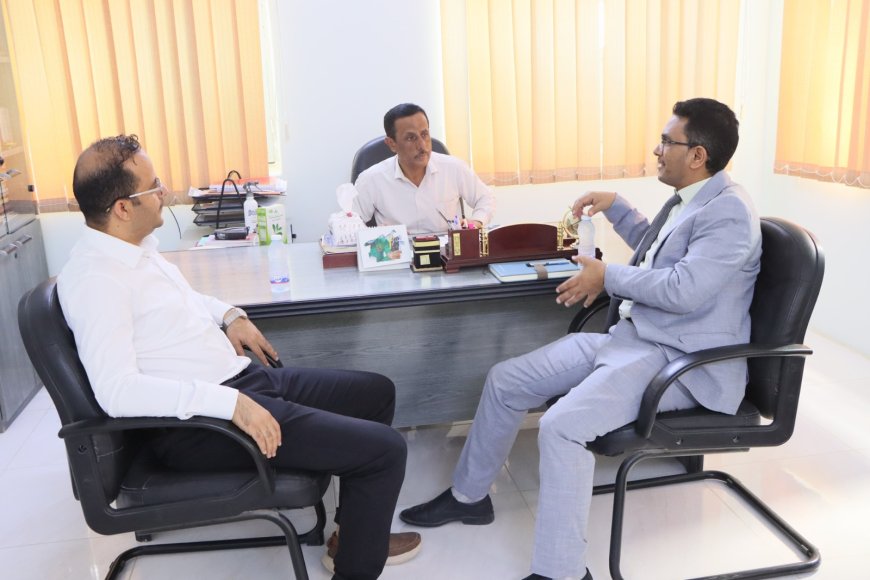 الدكتور العمودي يناقش مع مدير مؤسسة طيبة البدء في تنفيذ مشروع الاستجابة العاجلة لمكافحة الكوليرا في حضرموت الوادي