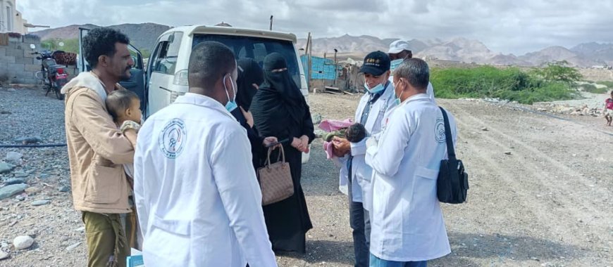 مديري "الترصد الوبائي" و"الاستجابة السريعة" بصحة حضرموت يتفقدان الوضع الصحي لحالات الاشتباه بالحصبة ببروم ميفع
