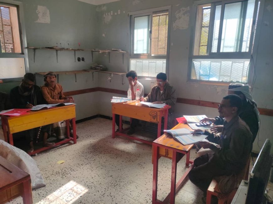 تواصل الدورة التدريبية لفريق التطوير المدرسي في مدرسة الحكمة مشألة بمديرية يهر