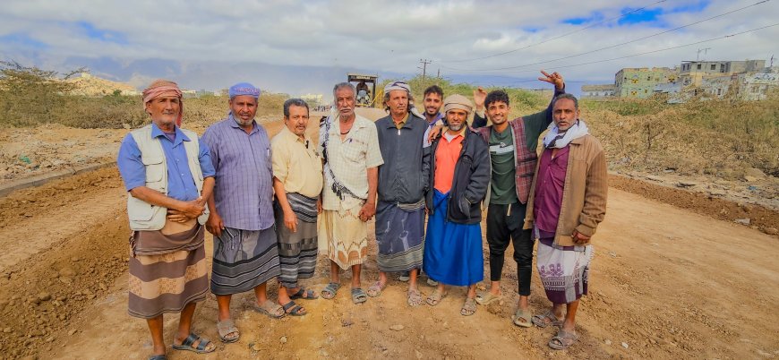 مدير عام مديرية لودر يشرف على تنفيذ المرحلة الثانية من مشروع سفلتة شوارع المديرية