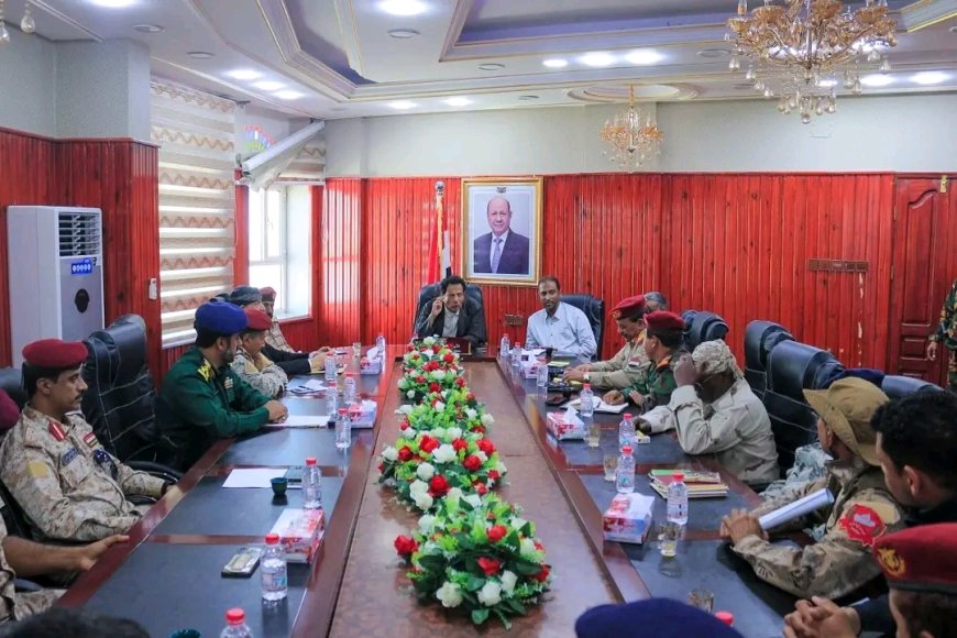 محافظ المهرة يترأس اجتماع اللجنة الأمنية ويؤكد أهمية التنسيق بين الوحدات العسكرية والأمنية للحفاظ على الأمن والاستقرار