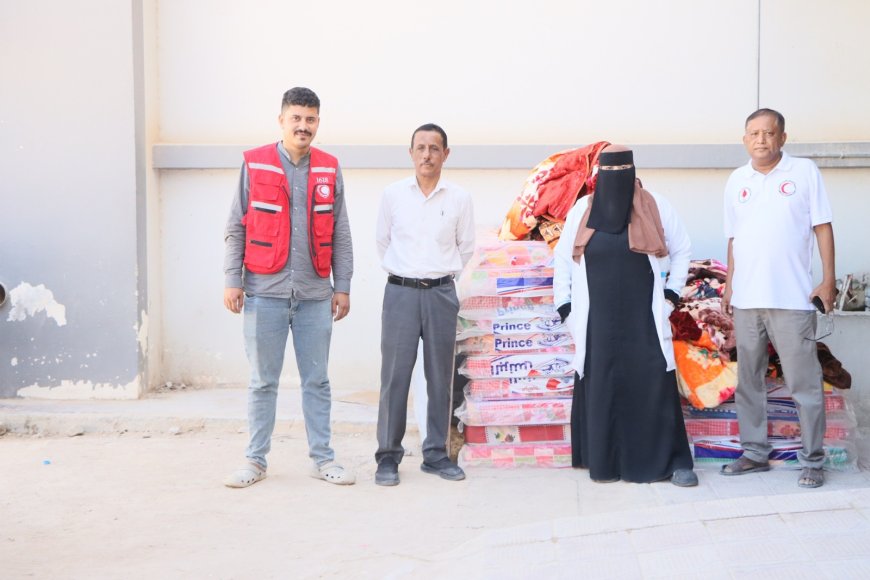 جمعية الهلال الأحمر اليمني فرع حضرموت تسلم الطوارئ التوليدية الشاملة بهيئة مستشفى سيئون العام مجموعة من الفرش والبطانيات