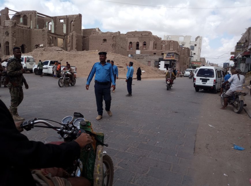 مدير شرطة السير العقيد قحطان القطيبي يوجه بتقسيم فترات العمل ويشيد بمشاركة مدير عام الحوطة في تنظيم حركة السير بمحافظة لحج