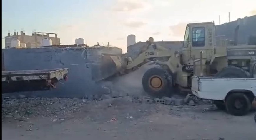 إزالة بناء عشوائي بجعولة دار سعد .. ومصدر يوضح : اشعارات وحدة حماية الأراضي (مجاناً)