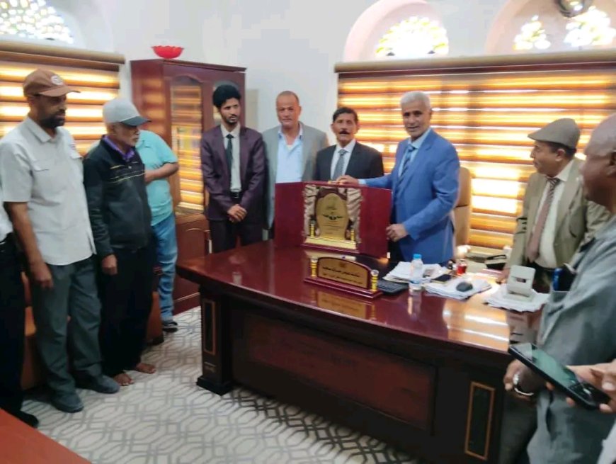 مدير عام جمرك ميناء شحن البري يكرم مدير عام مديرية شحن بالدرع الذهبي