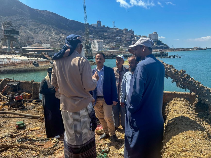 الوكيل غازي لحمر يتفقد أعمال إنتشال السفن الغارقة في حوض ميناء الاصطياد السمكي بعدن تمهيدًا لإعادة تأهيله