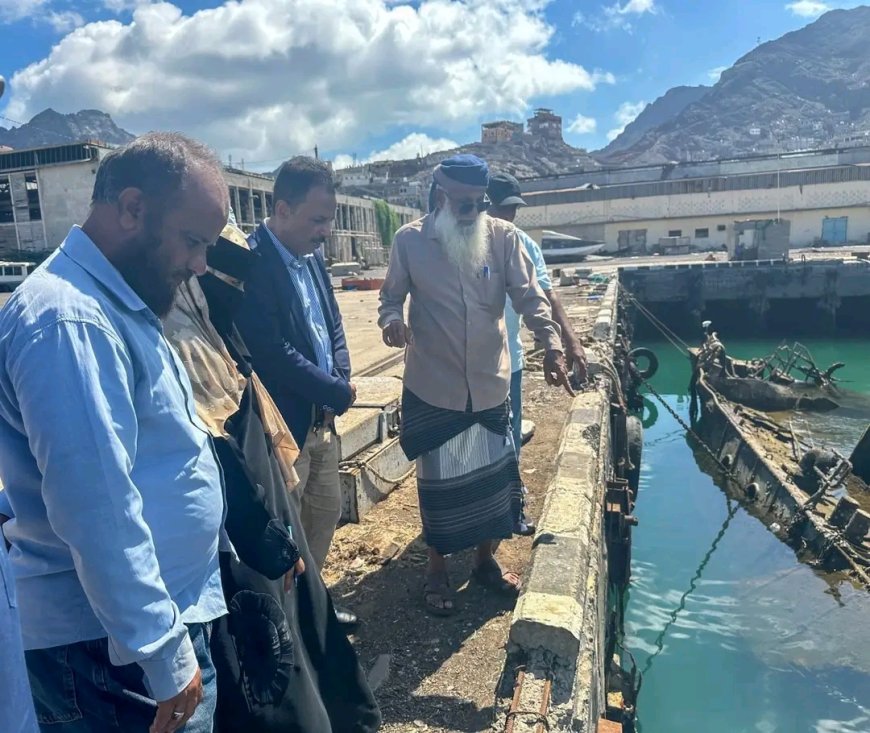 الوكيل غازي لحمر يتفقد أعمال إنتشال السفن الغارقة في حوض ميناء الاصطياد السمكي بعدن تمهيدًا لاعادة تأهيله