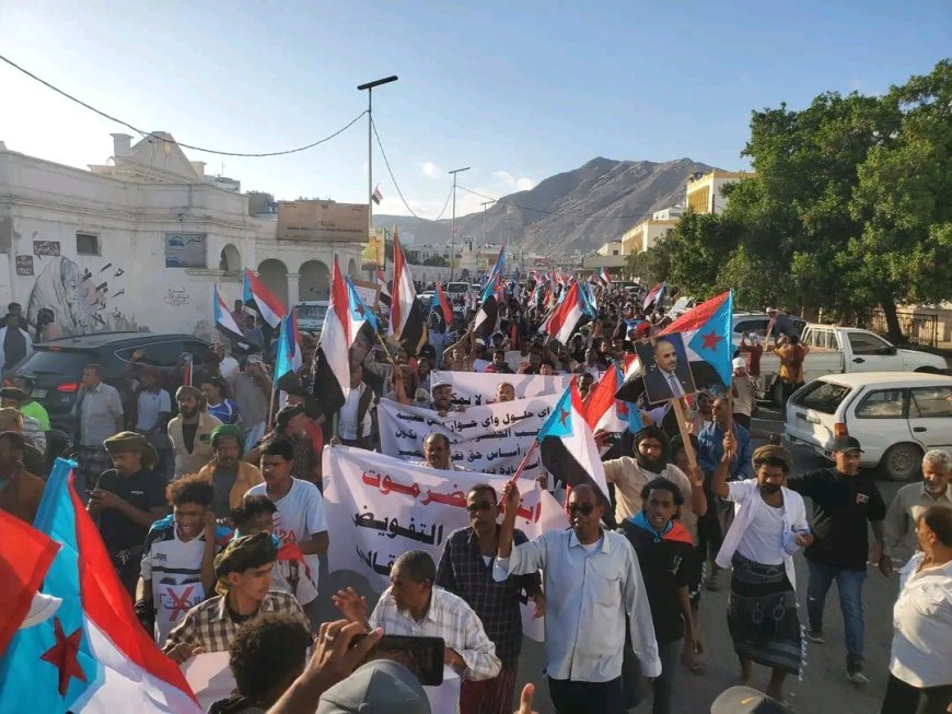 مسيرات حاشدة في المكلا تؤكد دعمها للمجلس الانتقالي الجنوبي وتطالب بتفعيل الإعلان الدستوري