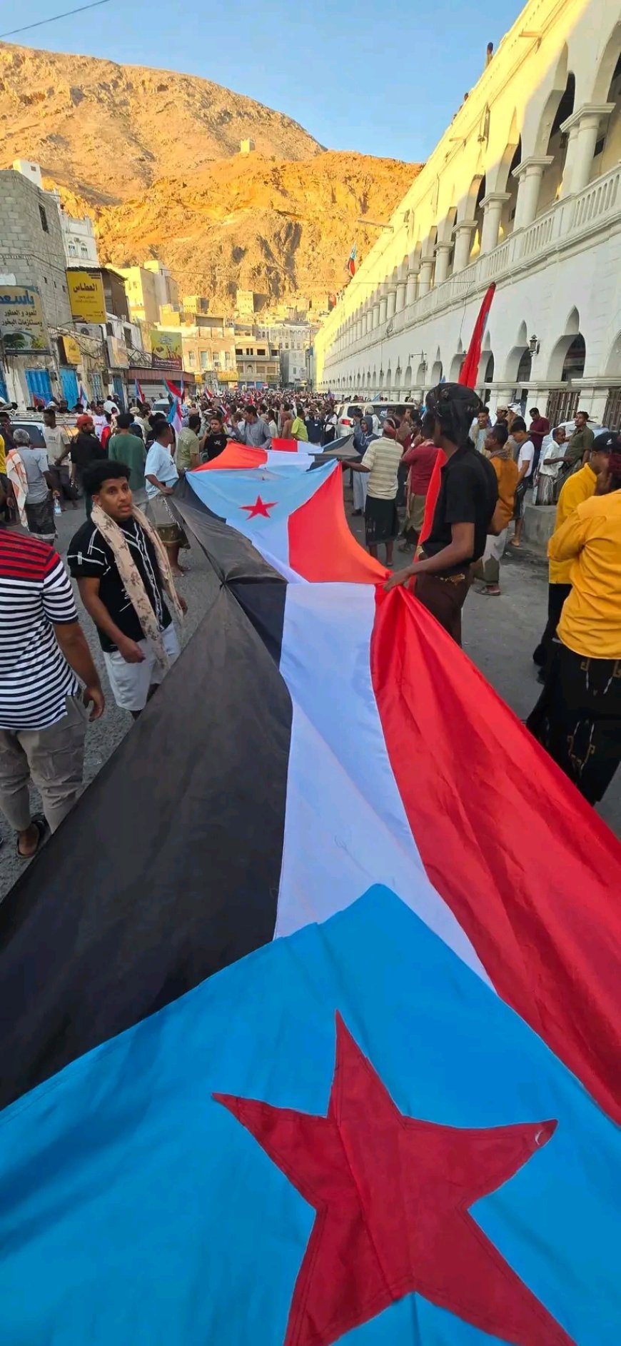 مدينة المكلا عاصمة حضرموت تشهد فعالية "الصمود والثبات" للوقوف خلف المجلس الانتقالي الجنوبي وتجديد التفويض للرئيس الزُبيدي "بيان"