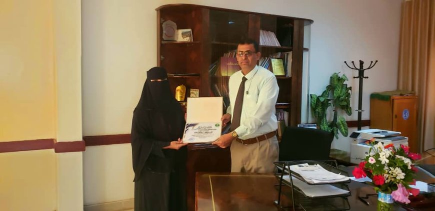 مؤسسة دمج الاجتماعي لذوي الاعاقة تمنح مدير عام مكتب الصحة بلحج درع الوفاء والعرفان